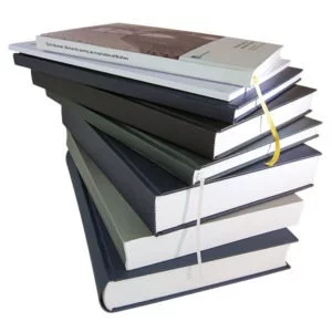 Diverse Formate und Papiere stehen zur Auswahl Ein Stapel Hardcoverbücher