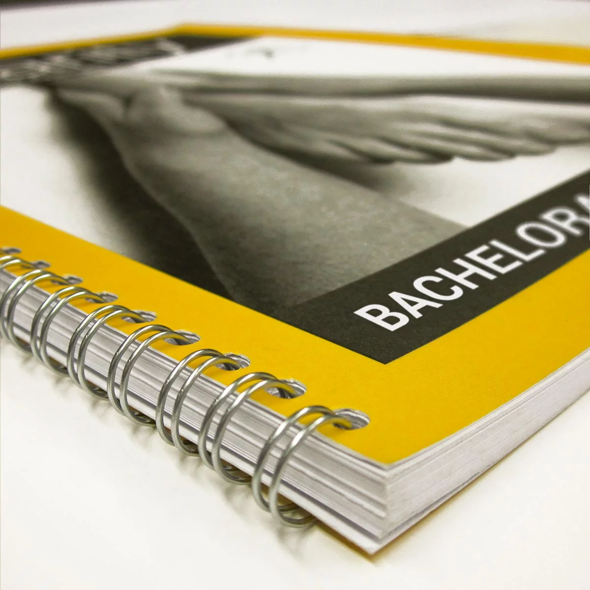 Bachelorarbeit als Metall-Ringbindung Premium mit individuell bedrucktem Softcover